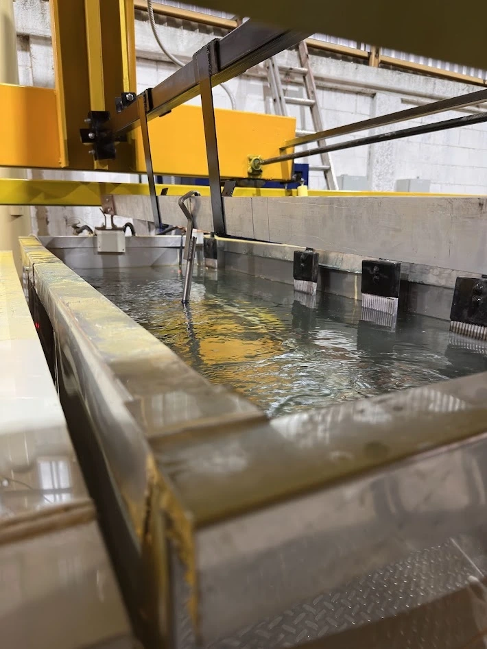 Large-capacity anodizing tanks